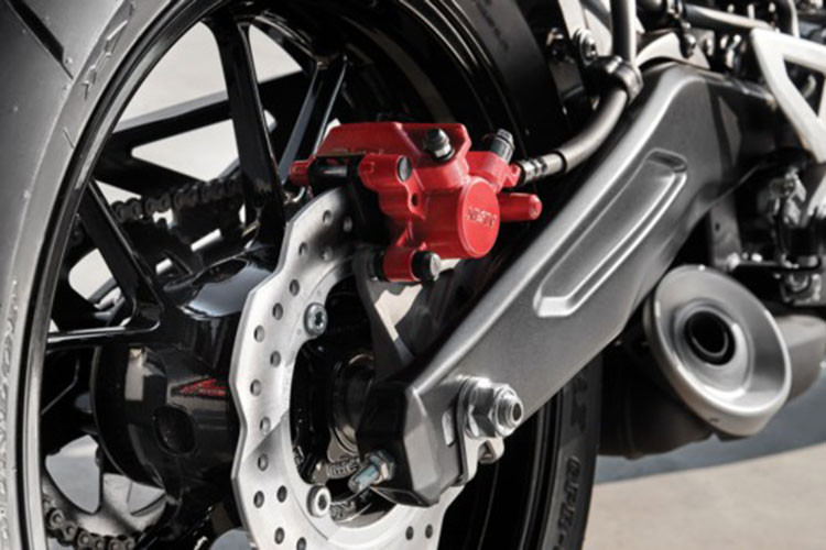 Khối động cơ của Honda CB150R Streetster được sử dụng khá giống với khối động cơ 150 quen thuộc trên CBR150 hay Winner 150. Sử dụng dạng DOHC 4 thì làm mát bằng nước, khối động cơ được trang bị xy lanh đơn 149cc cùng hộp số côn tay 6 cấp cho sức mạnh vừa phải để dùng trong phố xá một cách hợp lý.