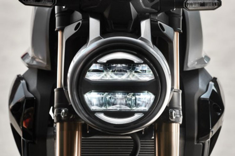 Theo đó, phiên bản Honda CB150R 2019 tại Việt Nam cũng sẽ không thay đổi về thiết kế so với xe đang bán ra tại Thái Lan với tem xe được cải tiến với thiết kế mang phong cách thể thao cổ điển. Cùng với đó là nét mạnh mẽ nhờ đường sọc khổ lớn ở bình xăng, và logo 150 ở đuôi xe.