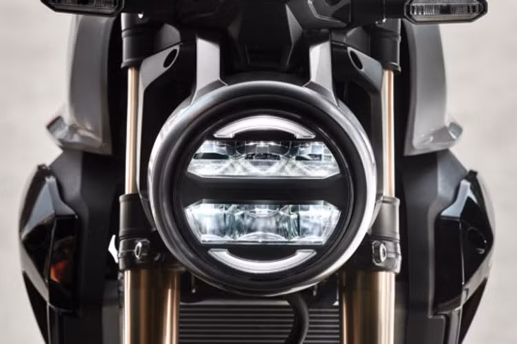 Theo đó, phiên bản Honda CB150R 2019 tại Việt Nam cũng sẽ không thay đổi về thiết kế so với xe đang bán ra tại Thái Lan với tem xe được cải tiến với thiết kế mang phong cách thể thao cổ điển. Cùng với đó là nét mạnh mẽ nhờ đường sọc khổ lớn ở bình xăng, và logo 150 ở đuôi xe.