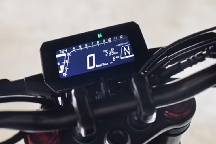 Đồng bộ cùng phong cách của tem xe là thiết kế cổ điển với đèn pha tròn, pha trộn vào đó là nét hiện đại với bình xăng cơ bắp và đuôi xe cứng cáp. Một điểm nổi bật nữa là củ phanh và giảm xóc sau màu đỏ, cặp phuộc trước của xe có màu vàng hành trình ngược.