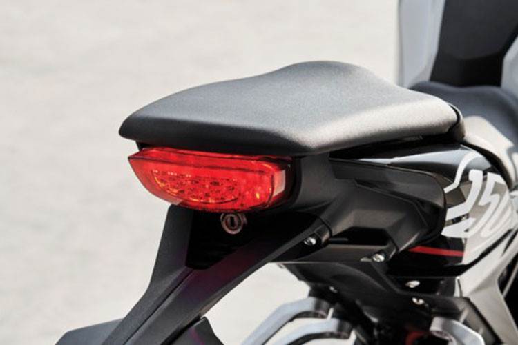 Về mặt trang bị, Honda CB150R có đèn pha dạng tròn, đèn phanh và hệ thống đèn xi nhan ứng dụng công nghệ LED, ốp che động cơ,... Bảng đồng hồ của xe thiết kế dạng màn hình LCD hiển thị vòng tua máy, tốc độ đèn báo sang số và mức tiết kiệm nhiên liệu.