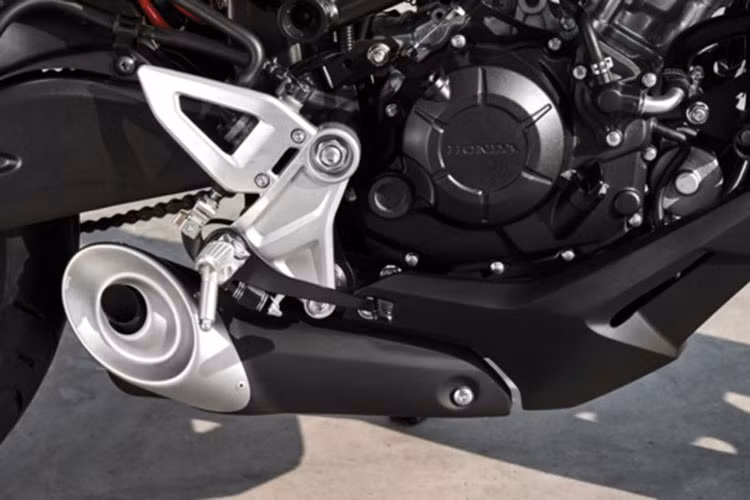 Hệ thống phun xăng điện tử PGM-FI trên trọng lượng khô 123kg sẽ cho mức tiêu thụ nhiên liệu lý tưởng dành cho người sử dụng. Ngoài ra, hệ thống chống bó cứng phanh ABS mới cũng giúp người dùng an toàn hơn khi sư dụng xe trên nhiều địa hình khác nhau.