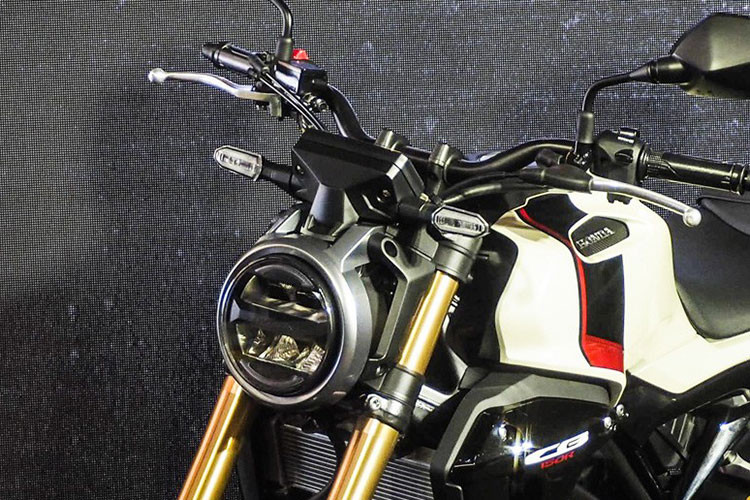 Không làm phụ lòng mong mỏi của các fan, Honda Việt Nam đã chính thức ra mắt mẫu xe môtô Honda CB150R 2019 và đưa hình ảnh xe lên website của mình với giá bán cho bản ABS theo công bố là 105 triệu đồng.