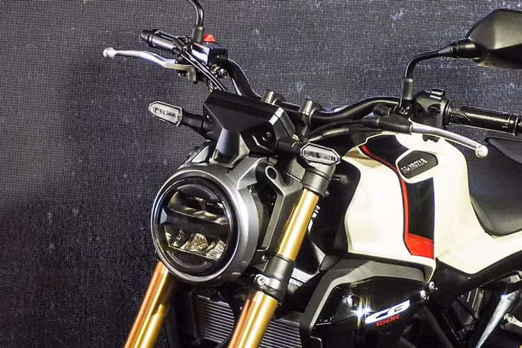 Không làm phụ lòng mong mỏi của các fan, Honda Việt Nam đã chính thức ra mắt mẫu xe môtô Honda CB150R 2019 và đưa hình ảnh xe lên website của mình với giá bán cho bản ABS theo công bố là 105 triệu đồng.