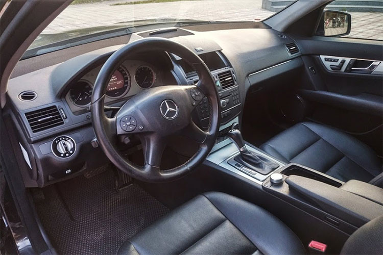Tất nhiên một mẫu xe 10 năm tuổi so với thời điểm hiện tại sẽ mang nhiều nét thiết kế nội thất cổ điển hơn, nhưng phẩm chất sang trọng của một mẫu xe sang Mercedes-Benz vẫn không hoàn toàn mất đi. Bảng táp-lô dày đặc các nút bấm với hàng chục chức năng khác nhau. Tuy nhiên, các nút bấm này vẫn còn sử dụng tốt.