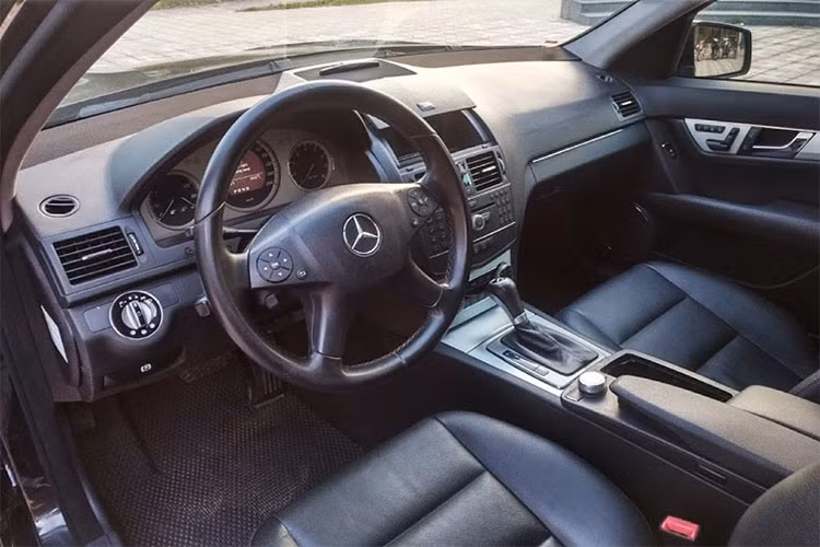 Tất nhiên một mẫu xe 10 năm tuổi so với thời điểm hiện tại sẽ mang nhiều nét thiết kế nội thất cổ điển hơn, nhưng phẩm chất sang trọng của một mẫu xe sang Mercedes-Benz vẫn không hoàn toàn mất đi. Bảng táp-lô dày đặc các nút bấm với hàng chục chức năng khác nhau. Tuy nhiên, các nút bấm này vẫn còn sử dụng tốt.