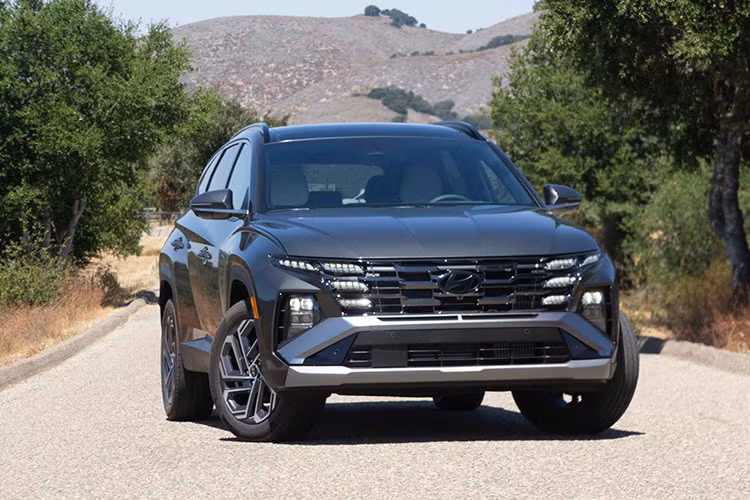  Hyundai Tucson tại thị trường Mỹ thuộc phiên bản nâng cấp mới nhất. Phiên bản mới này dự kiến cũng sẽ ra mắt thị trường Việt Nam trong tháng 10/2024. Trước đó, Hyundai Tucson 2025 đã bị bắt gặp trên đường phố Việt Nam.