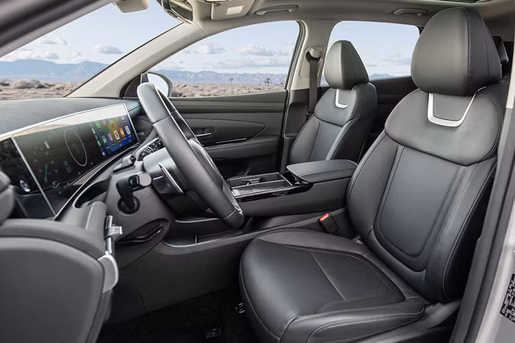 Tình trạng ế ẩm của Chrysler là do việc ngừng bán 2 dòng xe nổi tiếng Dodge Charger và Challenger. Điều này cũng cho thấy kế hoạch kinh doanh khó hiểu của tập đoàn mẹ Stellantis khi không có mẫu xe thay thế ngay lập tức cho cặp đôi Dodge Charger và Challenger. Hậu quả là trong danh mục sản phẩm của hãng Dodge đã xuất hiện một khoảng trống lớn và doanh số lập tức lao dốc.