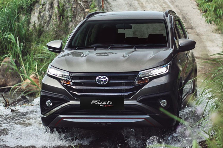 Về thiết kế, mẫu xe có kiểu dáng pha trộn giữa MPV và SUV,kết hợp của sự hiện đại và trẻ trung. Phần đầu xe nổi bật với cụm đèn pha halogen vuốt nhọn, tích hợp dải đèn LED chiếu sáng ban ngày, lưới tản nhiệt gồm 4 thanh ngang mạ chrome to bản và cản trước được sơn màu bạc với tạo hình chữ X, mang hơi hướng từ concept Daihatsu FT của hãng.