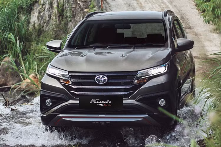 Về thiết kế, mẫu xe có kiểu dáng pha trộn giữa MPV và SUV,kết hợp của sự hiện đại và trẻ trung. Phần đầu xe nổi bật với cụm đèn pha halogen vuốt nhọn, tích hợp dải đèn LED chiếu sáng ban ngày, lưới tản nhiệt gồm 4 thanh ngang mạ chrome to bản và cản trước được sơn màu bạc với tạo hình chữ X, mang hơi hướng từ concept Daihatsu FT của hãng.