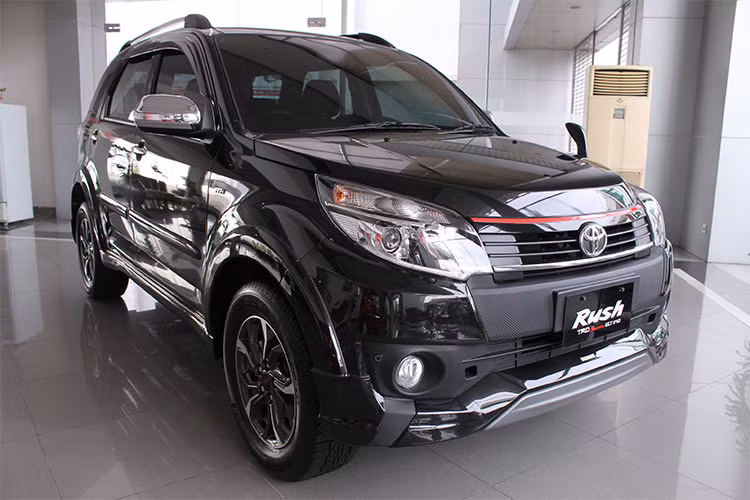 Với kích thước tổng thể dài x rộng x cao lần lượt 4.435 x 1.695 x 1.705 (mm) và chiều dài cơ sở đạt mức 2.685 (mm) cùng khoảng sáng gầm xe là 220 (mm), giúp cho mẫu xe Rush phiên bản 2018 này có 1 khoang nội thất rộng rãi và cung cấp 1 tầm nhìn khá thoáng cho tài xế.