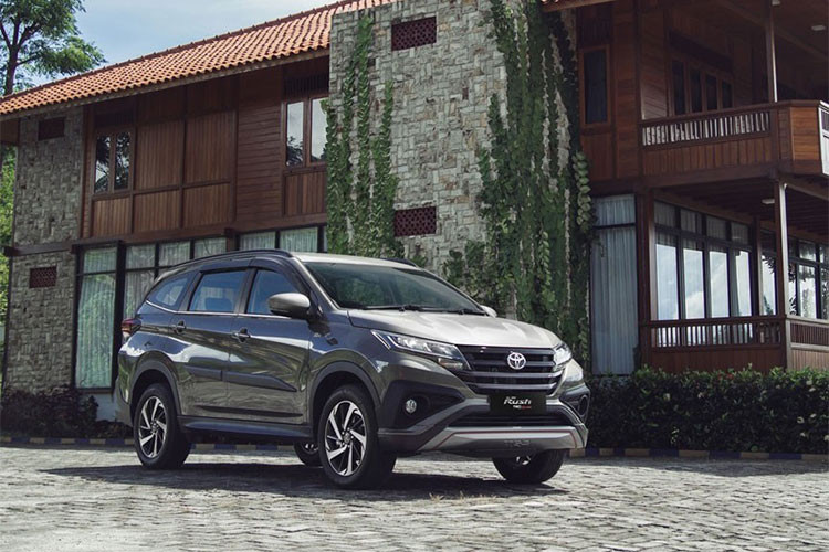 Là mẫu xe hoàn toàn mới tại Việt Nam, dự kiến mẫu xe Toyota Rush 2018 phiên bản 7 chỗ ngồi với mức giá rẻ sẽ cùng với các đối thủ như Honda BR-V và Mitsubishi Xpander (vừa được ra mắt) chính thức được bán ra thị trường trong nước ngay trong tại thời điểm nửa cuối năm nay.