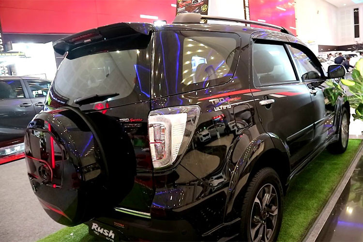 Ở thân và đuôi xe, Toyota Rush TRD Sportivo mới nổi bật với đường gân dập nổi, bộ la-zăng 17 inch hình cánh quạt được sơn 2 màu tương phản và cản sau sơn màu bạc tạo hình chữ X, tương tự với phần đầu xe.