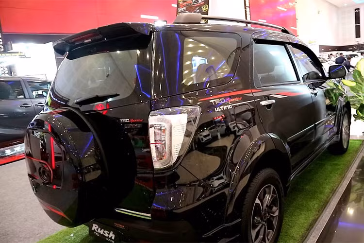 Ở thân và đuôi xe, Toyota Rush TRD Sportivo mới nổi bật với đường gân dập nổi, bộ la-zăng 17 inch hình cánh quạt được sơn 2 màu tương phản và cản sau sơn màu bạc tạo hình chữ X, tương tự với phần đầu xe.