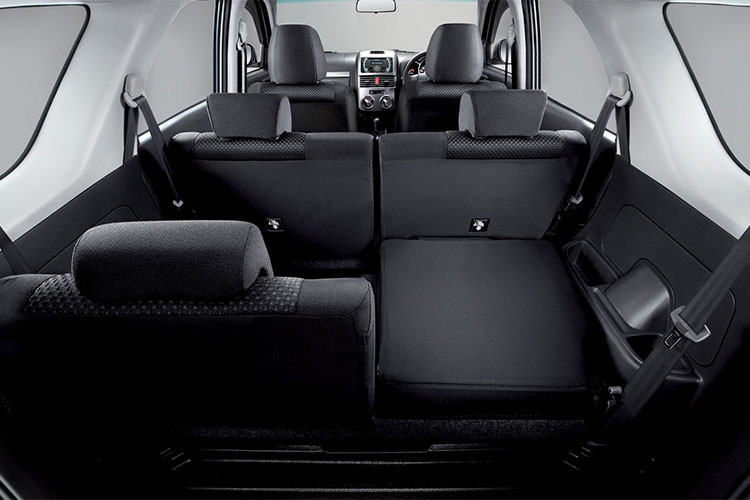 Toyota Rush phiên bản 2018 được trang bị động cơ 2NR-VE mới, có dung tích 1.5L DOHC với công nghệ Dual VVT-I, cho ra 104 mã lực tại 6.000 vòng/phút và mô-men xoắn cực đại đạt 136Nm tại 4.200 vòng/phút, truyền xuống cầu sau thông qua 2 tùy chọn hộp số sàn 5 cấp hoặc tự động 4 cấp.