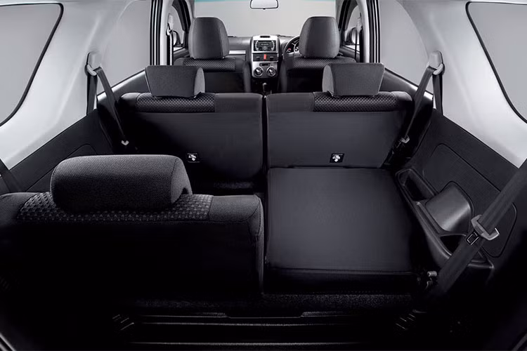 Toyota Rush phiên bản 2018 được trang bị động cơ 2NR-VE mới, có dung tích 1.5L DOHC với công nghệ Dual VVT-I, cho ra 104 mã lực tại 6.000 vòng/phút và mô-men xoắn cực đại đạt 136Nm tại 4.200 vòng/phút, truyền xuống cầu sau thông qua 2 tùy chọn hộp số sàn 5 cấp hoặc tự động 4 cấp.