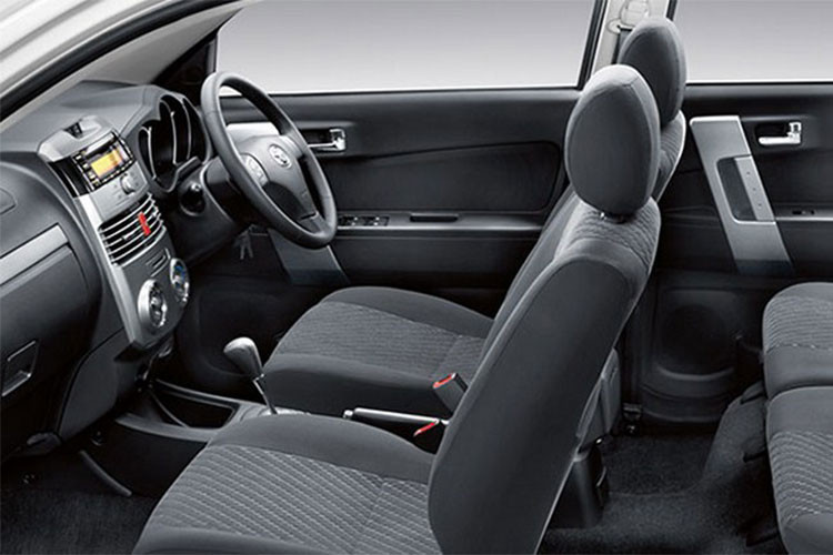 Với gói phụ kiện ‘’TRD Sportivo’’, mẫu xe được bố trí các hàng ghế với khoảng cách từ tựa lưng hàng ghế 2 tới tựa lưng hàng ghế 3 là 700 mm, cùng các tính năng được bổ sung như khởi động bằng nút bấm Start/Stop, vô lăng điều chỉnh 4 hướng, màn hình cảm ứng 7 inch bổ sung tính năng hiển thị camera lùi và 8 loa cao cấp.