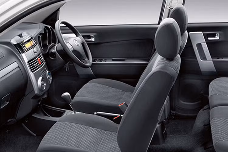 Với gói phụ kiện ‘’TRD Sportivo’’, mẫu xe được bố trí các hàng ghế với khoảng cách từ tựa lưng hàng ghế 2 tới tựa lưng hàng ghế 3 là 700 mm, cùng các tính năng được bổ sung như khởi động bằng nút bấm Start/Stop, vô lăng điều chỉnh 4 hướng, màn hình cảm ứng 7 inch bổ sung tính năng hiển thị camera lùi và 8 loa cao cấp.