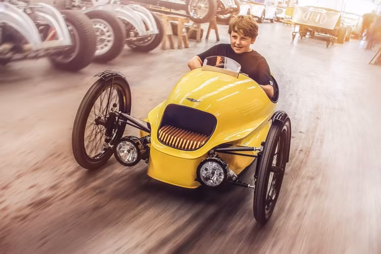 Hầu hết mọi người thường coi Morgan Three-Wheeler như một món đồ chơi “sang chảnh”, vì tính hữu dụng của nó bị hạn chế và thường phải kèm theo những phụ kiện lỉnh kỉnh như găng tay, kính và mũ bảo hiểm. Nhưng Morgan lại đang khẳng định rằng trẻ em suy nghĩ hoàn toàn khác với mẫu xe 3 bánh Morgan EV3 Junior.