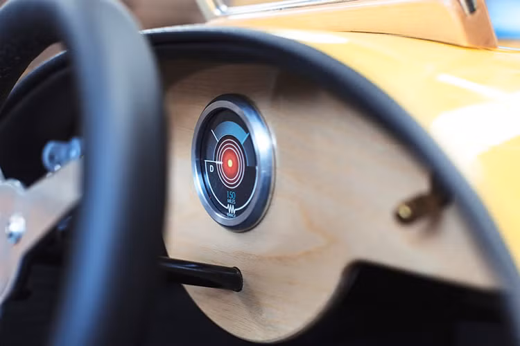 Mẫu xe đồ chơi danh cho trẻ em trên 6 tuổi Morgan EV3 Junior có ba màu tiêu chuẩn: Đỏ, Xanh và Ngà kết hợp với da nội thất màu đen. Nếu trả thêm tiền, khách hàng có thể chọn bất kỳ màu nào, bao gồm cả màu vàng.