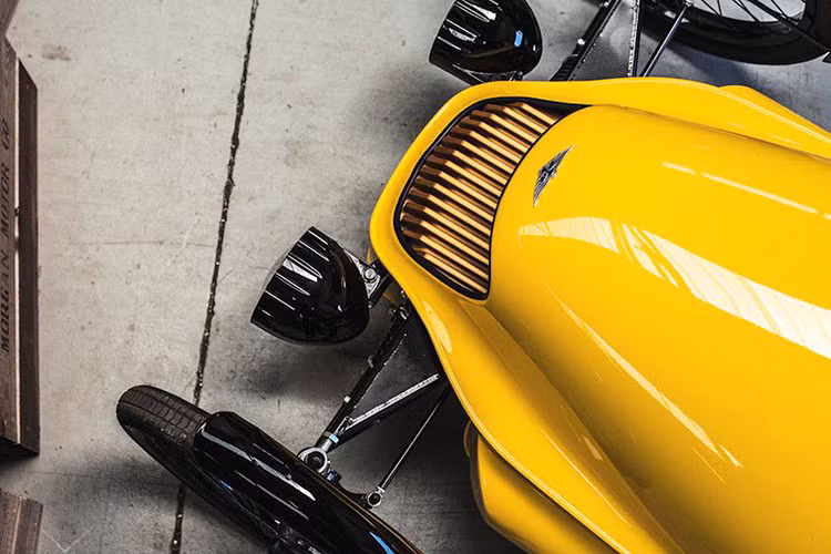 Ngoài ra, chiếc xe ôtô đồ chơi 3 bánh này còn được chế tạo thủ công với thân xe bằng vật liệu sợi carbon, một bảng điều khiển bằng gỗ, nội thất bọc da tự nhiên và thậm chí có cả một tấm kính chắn gió nhỏ được Morgan thiết kế theo phong cách speedster.