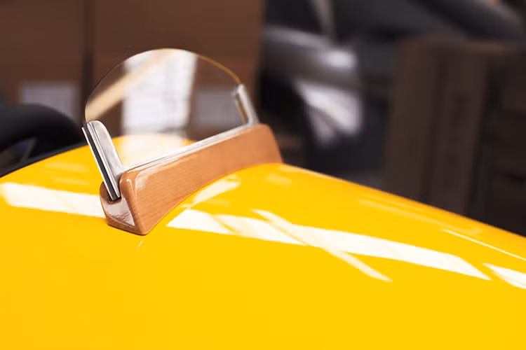 Để an toàn hơn, khac "thượng đế nhí" cũng có thể tự trang bị cho mình các phụ kiện lđi kèm như găng tay, kính và mũ bảo hiểm... theo xe.