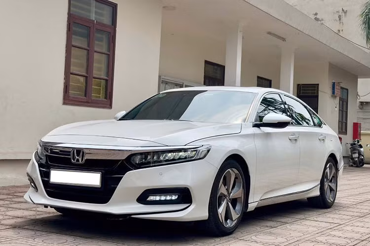 Lý do khiến mức giá của chiếc sedan hạng D Honda Accord đời 2019 này rẻ hơn đáng kể đã được người bán chia sẻ thẳng thắn: xe từng gặp va chạm và phải thay thế một số chi tiết Đây là một điểm đáng cân nhắc đối với những khách hàng quan tâm đến mẫu xe này.