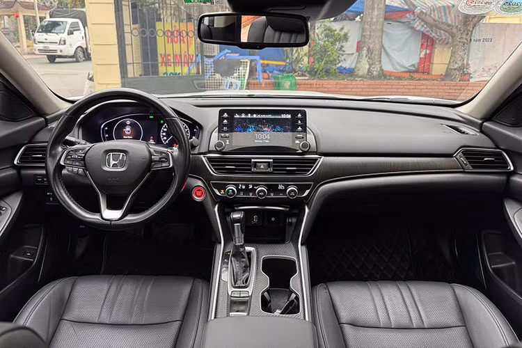 Khoang nội thất sử dụng tông màu đen chủ đạo, mang đến cảm giác sang trọng nhưng đã có dấu hiệu xuống cấp nhẹ. Ghế da có vết nhăn nhẹ, đặc biệt ghế lái và vô-lăng có dấu hiệu bóng do quá trình sử dụng lâu dài. Với 140.000 km lăn bánh, đây là điều khó tránh khỏi.