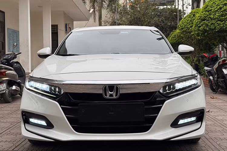 Với mức giá 669 triệu đồng, chiếc Honda Accord 2019 cũ này là một lựa chọn hấp dẫn về tài chính, nhưng người mua cần cân nhắc kỹ lưỡng về lịch sử va chạm của xe. Nếu không quá lo ngại về vấn đề này và đánh giá xe vẫn đảm bảo chất lượng sau sửa chữa.