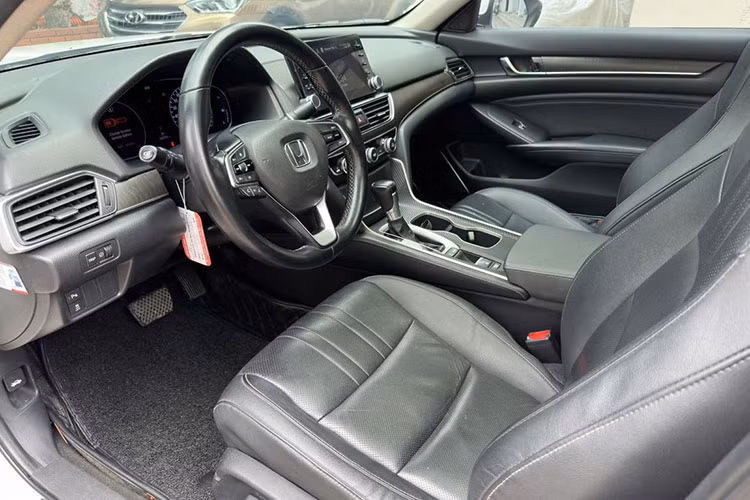 Honda Accord 2019 được trang bị đồng hồ tốc độ dạng màn hình 7 inch kết hợp cơ học, màn hình giải trí 8 inch hỗ trợ Apple CarPlay/Android Auto, ghế lái chỉnh điện 8 hướng và ghế phụ chỉnh 4 hướng, cùng hệ thống điều hòa tự động 2 vùng độc lập.