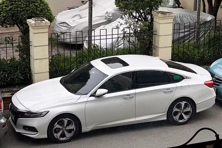 Dù từng gặp va chạm, cảm quan bên ngoài của chiếc Honda Accord 2019 từng đâm đụng này vẫn khá bắt mắt. Lớp sơn bóng bẩy, các chi tiết chrome chưa có dấu hiệu xuống cấp. Điều này cho thấy xe đã được chăm sóc kỹ lưỡng sau khi sửa chữa.