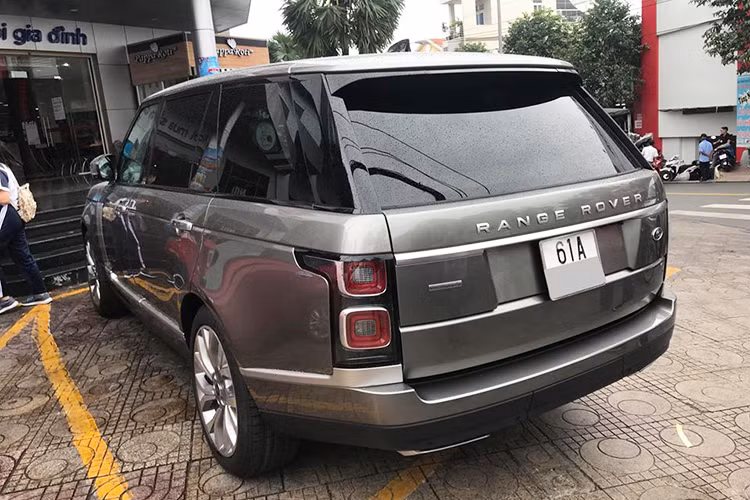Về ngoại hình, chiếc xe SUV hạng sang Range Rover Autobiography đời 2018 chính hãng đầu tiên ở Bình Dương thuộc phiên bản trục cơ sở dài. Điều này thể hiện rõ nhất qua việc ký hiệu chữ L, viết tắt từ Long WheelBase xuất hiện bên hông. Xe mang màu sơn Silicon Silver Metalic.