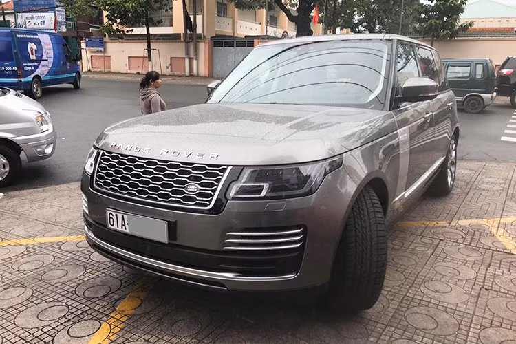 Theo hãng xe sang Anh quốc, mức tiêu hao nhiên liệu của Range Rover Autobiography LWB 2018 khi sử dụng động cơ V6 vào khoảng 10,7 lít/100 km. Mức giá xe Range Rover Autobiography LWB 2018 sau khi đã đủ các loại thuế phí và ra biển số khoảng hơn 12 tỷ đồng.