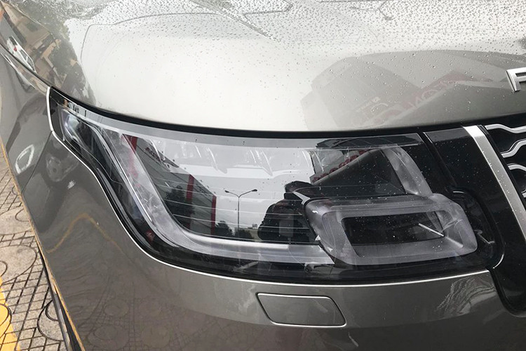 Ở phần đầu xe, Range Rover Autobiography được thiết kế bao gồm cụm lưới tản nhiệt được tạo hình theo phong cách mới, đèn pha LED mới, cản trước cũng được tinh chỉnh lại trông tinh tế hơn. Đèn pha sử dụng 144 bóng LED, bao gồm 4 cụm đèn lazer cho khả năng chiếu xa 500 m.