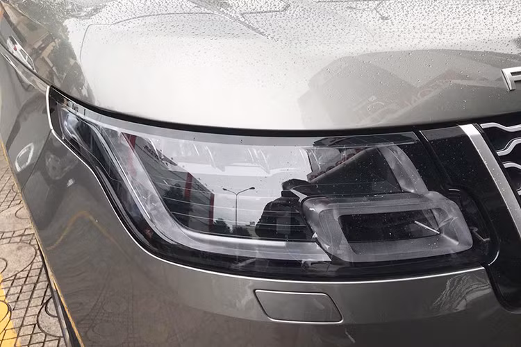 Ở phần đầu xe, Range Rover Autobiography được thiết kế bao gồm cụm lưới tản nhiệt được tạo hình theo phong cách mới, đèn pha LED mới, cản trước cũng được tinh chỉnh lại trông tinh tế hơn. Đèn pha sử dụng 144 bóng LED, bao gồm 4 cụm đèn lazer cho khả năng chiếu xa 500 m.