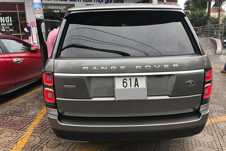Chiếc Range Rover Autobiography LWB 2018 chính hãng tại Việt Nam này sử dụng khối động cơ V6, dung tích 3.0 lít, Supercharged, sản sinh công suất tối đa 380 mã lực và mô-men xoắn cực đại 460 Nm. Đi kèm hộp số tự động 8 cấp và hệ dẫn động 4 bánh, tăng tốc từ 0 đến 100 km/h trong thời gian 7,4 giây trước khi đạt tốc độ tối đa 209 km/h.