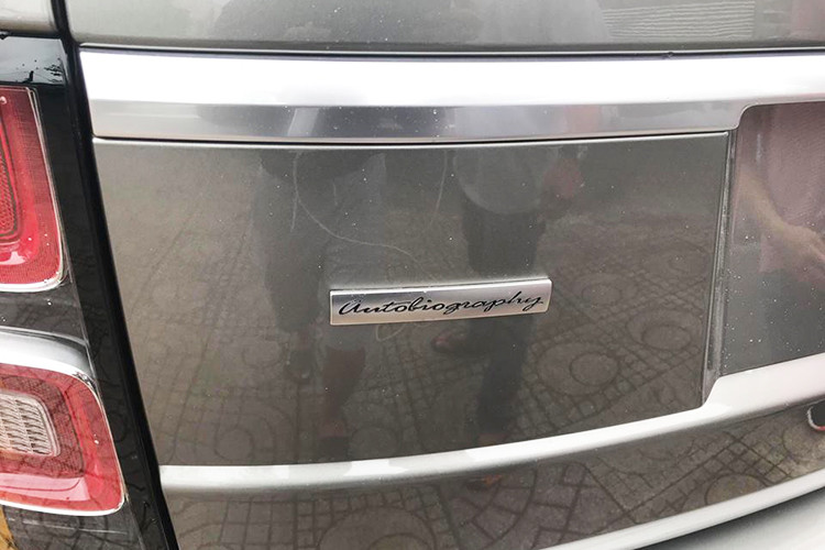 Phía sau, cụm đèn hậu cũng được thay đổi nhẹ về tạo hình, trẻ trung nhưng cũng đầy quyến rũ. Xe sử dụng la-zăng 20 inch, đa chấu, lớn hơn 1 inch so với bản trước đây. Cuối cùng là ống xả hình tứ giác đặt thấp. Mẫu SUV hạng sang này có hệ thống tự điều chỉnh độ cao xe. Khi di chuyển trên 105 km/h, xe tự hạ 15 mm để giảm lực cản, tối đa 50 mm.