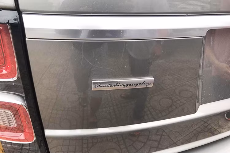 Phía sau, cụm đèn hậu cũng được thay đổi nhẹ về tạo hình, trẻ trung nhưng cũng đầy quyến rũ. Xe sử dụng la-zăng 20 inch, đa chấu, lớn hơn 1 inch so với bản trước đây. Cuối cùng là ống xả hình tứ giác đặt thấp. Mẫu SUV hạng sang này có hệ thống tự điều chỉnh độ cao xe. Khi di chuyển trên 105 km/h, xe tự hạ 15 mm để giảm lực cản, tối đa 50 mm.