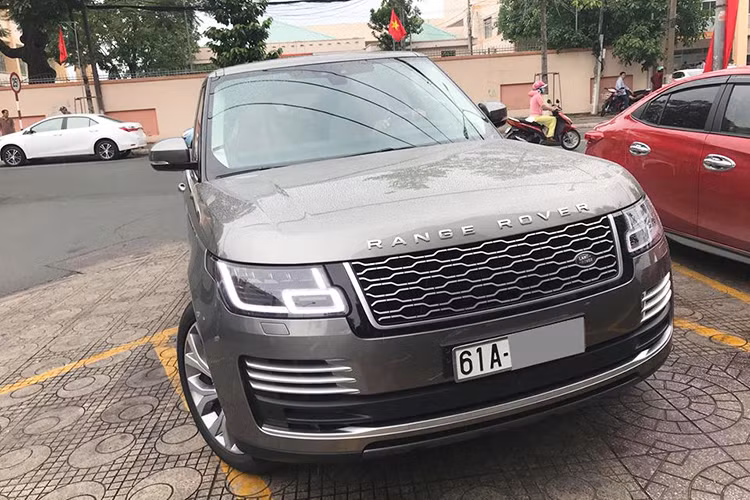 Mới đây, một doanh nhân đến từ Bình Dương đã tậu chiếc xe Range Rover Autobiography đời 2018, mẫu SUV hạng sang này thuộc diện chính hãng. Đây cũng được xem là người đầu tiên tại Việt Nam được đại lý chính hãng Jaguar Land Rover bàn giao xe và ra biển số trắng.