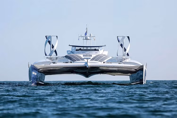 “Chúng tôi rất vui khi có Toyota Motor Europe ủng hộ nhiệm vụ này,” thuyền trưởng tàu Energy Observer, ông Victorien Erussard nói. “Chúng tôi chia sẻ tầm nhìn coi hydro là chìa khóa để tăng nhanh sự chuyển đổi năng lượng, một tầm nhìn mà chúng tôi ước ao mang tới Olympic Games 2020 ở Tokyo.”