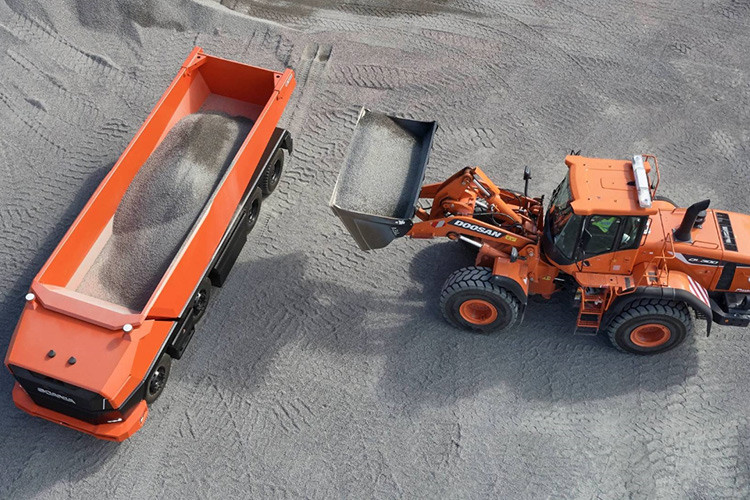 Các địa hình đường nói trên thực sự là "sân khấu" lý tưởng để các mẫu xe tải tự hành thể hiện khả năng của mình. Ví dụ như trong các khu mỏ, hệ thống xử lý thông tin của xe sẽ cung cấp thông tin để xe tự biết phải vận hành sao cho an toàn và phù hợp nhất.