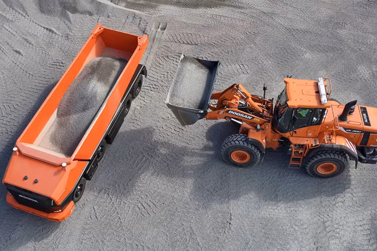 Các địa hình đường nói trên thực sự là "sân khấu" lý tưởng để các mẫu xe tải tự hành thể hiện khả năng của mình. Ví dụ như trong các khu mỏ, hệ thống xử lý thông tin của xe sẽ cung cấp thông tin để xe tự biết phải vận hành sao cho an toàn và phù hợp nhất.