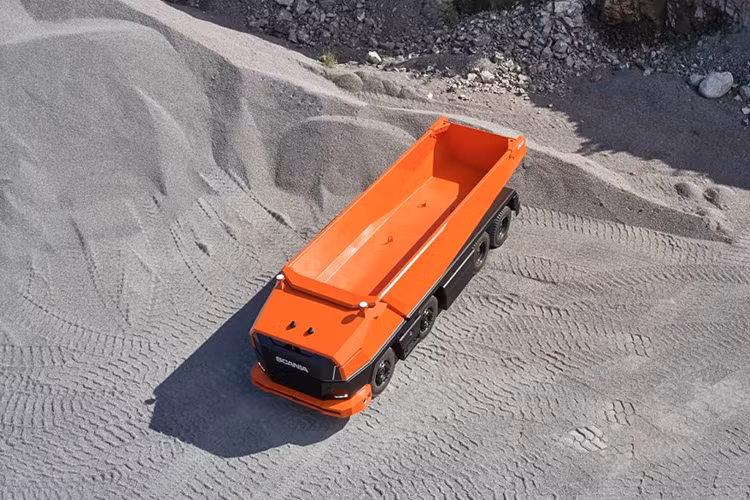 Là mẫu xe tải tự động hoàn toàn, chiếc xe tự lái Scania AXL thậm chí còn không có khoang lái. Thay vào đó là môđun thông minh điều khiển mọi hoạt động và vận hành xe. 
