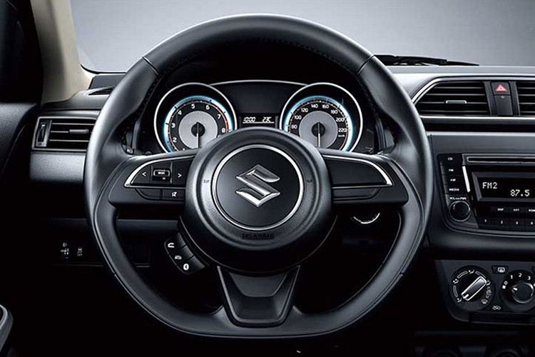 Tương tự ngoại thất, không gian nội thất của xe cũng được nâng cấp nhẹ, bao gồm các chi tiết ốp trang trí màu vàng nhạt như rượu champagne và ốp gỗ giả nhằm tăng vẻ sang trọng. Khác với phiên bản cũ, mẫu sedan giá rẻ này sẽ được trang bị hệ thống thông tin giải trí SmartPlay Studio với màn hình cảm ứng, màn hình màu đa thông tin TFT MID 4,2 inch trong bảng đồng hồ và hệ thống kiểm soát hành trình.