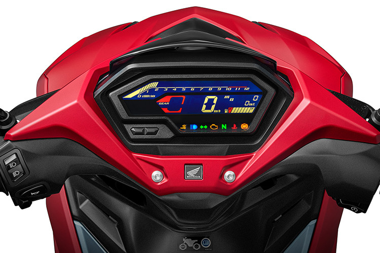 Thiết kế mặt đồng hồ được cải tiến tinh tế, sử dụng công nghệ LCD với diện tích màn hình lớn. Điểm nhấn trên mặt đồng hồ mới thể hiện ở hình ảnh âm bản giúp người lái quan sát dễ dàng thuận tiện vào ban đêm; công tơ mét được bố trí hiển thị các chỉ số một cách dễ nhìn và thuận tiện cho người sử dụng, mang lại cảm giác hưng phấn trong từng khoảnh khắc trải nghiệm cùng chỉ số báo thông minh.