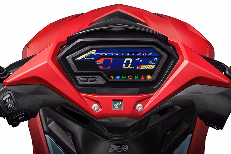 Thiết kế mặt đồng hồ được cải tiến tinh tế, sử dụng công nghệ LCD với diện tích màn hình lớn. Điểm nhấn trên mặt đồng hồ mới thể hiện ở hình ảnh âm bản giúp người lái quan sát dễ dàng thuận tiện vào ban đêm; công tơ mét được bố trí hiển thị các chỉ số một cách dễ nhìn và thuận tiện cho người sử dụng, mang lại cảm giác hưng phấn trong từng khoảnh khắc trải nghiệm cùng chỉ số báo thông minh.