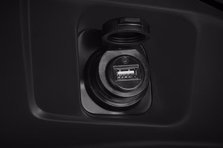 Trên phiên bản Đặc biệt và Thể thao được trang bị hai tính năng mới đáng giá bao gồm: bộ sạc USB loại A có nắp chống nước đặt ở phía trước xe giúp nâng cao giá trị sử dụng; xích có vòng phớt O (Seal chain) tiết kiệm thời gian bảo dưỡng xe mỗi ngày dù lái xe trên quãng đường dài, đồng thời tăng độ bền cho xích và giúp xe vận hành êm ái hơn.