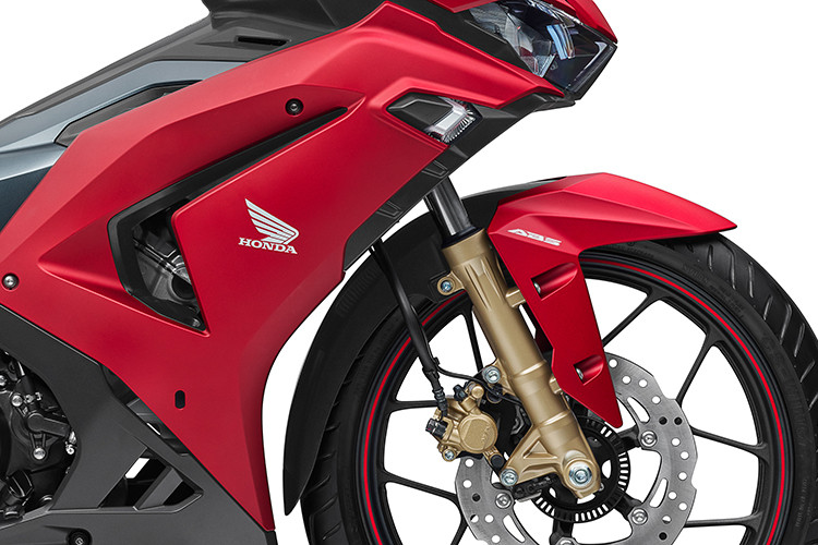 Wiinner X 2022 tiếp tục duy trì hệ thống chống bó cứng phanh ABS cho bánh trước trên hai phiên bản Đặc biệt và Thể thao. Phanh hoạt động hiệu quả khi người lái bóp phanh trước, giúp ổn định tư thế của xe bằng cách chống khóa cứng bánh xe, đặc biệt trong điều kiện đường trơn ướt, gồ ghề hoặc phanh gấp ở tốc độ cao. ABS được tin tưởng là tính năng đem lại sự hài lòng cao, mang lại cảm giác lái an toàn trên mọi hành trình.