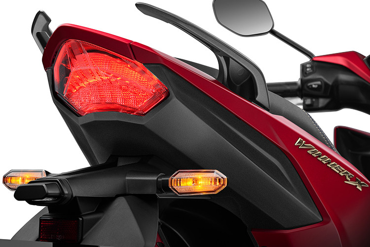 Trong khi thiết kế mặt trước đậm nét năng động thể thao thì giao diện thân xe nhìn từ hai bên nổi bật vẻ đẹp nam tính, mạnh mẽ thông qua cấu trúc khung sườn sắc nét. Tổng thể mẫu xe gợi lên hình ảnh của những thủ lĩnh đang bứt tốc trong dòng chảy liên tục của ánh sáng và tốc độ. Điểm cân bằng phía sau được nâng cao, kết hợp với đuôi xe gọn mới giúp Winner X 2022 thế hệ mới mang chất siêu xe thể thao.