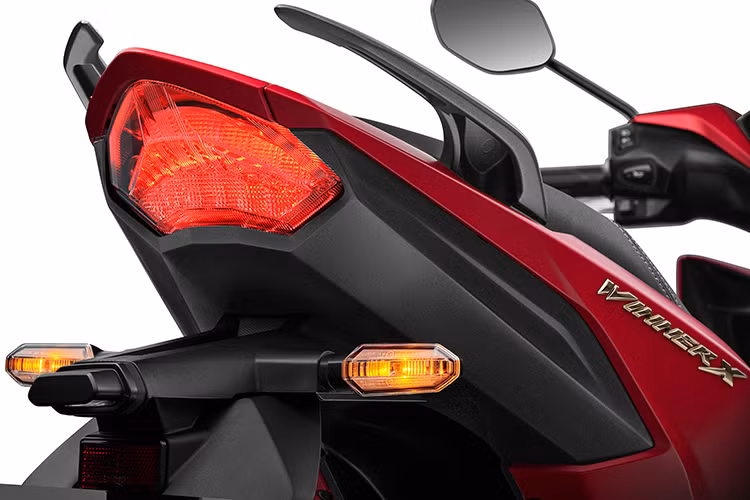 Trong khi thiết kế mặt trước đậm nét năng động thể thao thì giao diện thân xe nhìn từ hai bên nổi bật vẻ đẹp nam tính, mạnh mẽ thông qua cấu trúc khung sườn sắc nét. Tổng thể mẫu xe gợi lên hình ảnh của những thủ lĩnh đang bứt tốc trong dòng chảy liên tục của ánh sáng và tốc độ. Điểm cân bằng phía sau được nâng cao, kết hợp với đuôi xe gọn mới giúp Winner X 2022 thế hệ mới mang chất siêu xe thể thao.